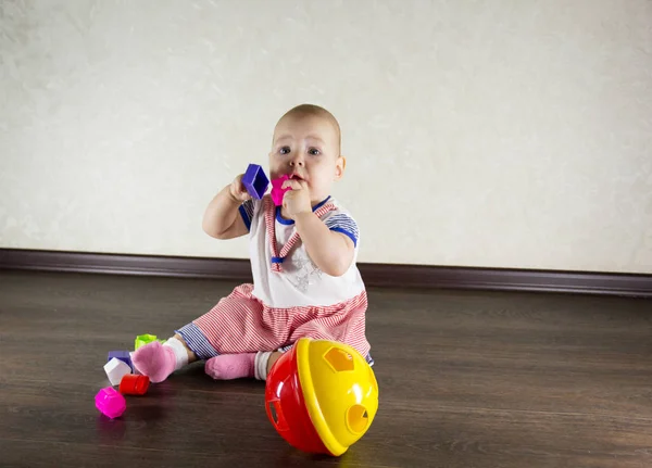 Małe dziecko grając z zabawkami — Zdjęcie stockowe