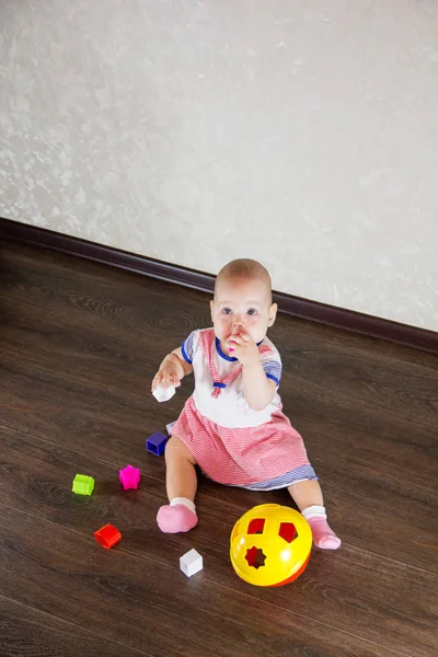 Pequeño bebé jugando con juguetes —  Fotos de Stock