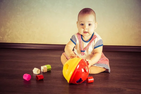 Pequeño bebé jugando con juguetes —  Fotos de Stock