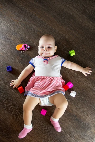 Pequeño bebé jugando con juguetes —  Fotos de Stock