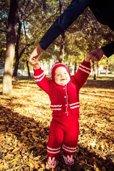 Pequeño bebé aprendiendo a caminar. Mamá sosteniendo las manos del bebé —  Fotos de Stock