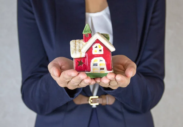 Casa en manos de la chica — Foto de Stock