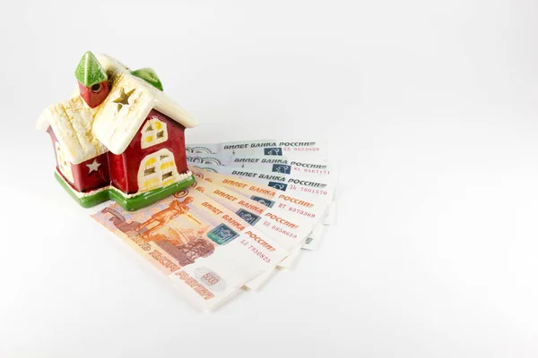 Ev ve beyaz bir arka plan üzerinde para