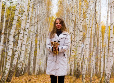 Sonbahar Kuru yaprakları tutan güzel kadın