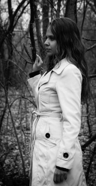 Kuru dallar bir arka plan üzerinde güzel bir kızın portresi