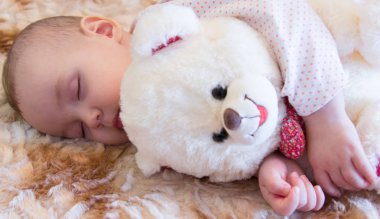 Bebek oyuncak ayı ile uyku