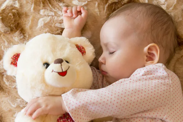 Baby schläft mit Teddybär — Stockfoto