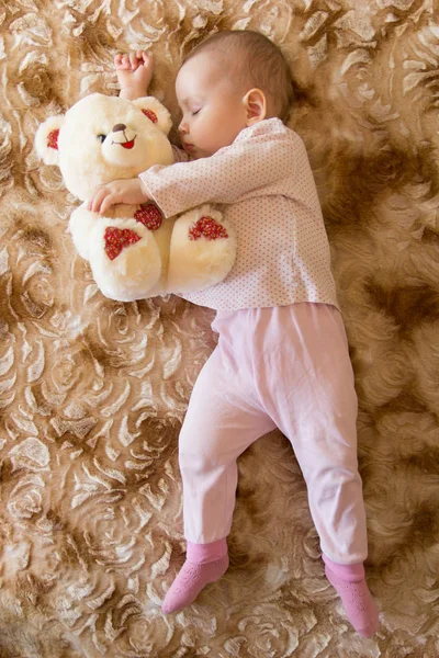 Baby slaapt met teddy bear — Stockfoto