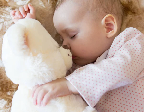 Bebé durmiendo con oso de peluche —  Fotos de Stock