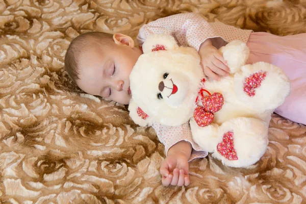 Baby schläft mit Teddybär — Stockfoto