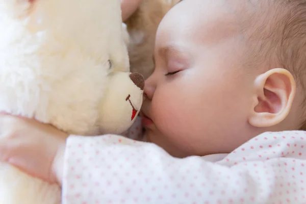 テディベアで眠っている赤ちゃん — ストック写真