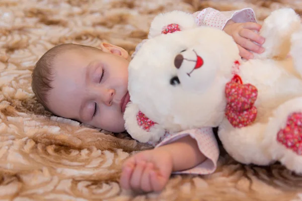 Baby schläft mit Teddybär — Stockfoto