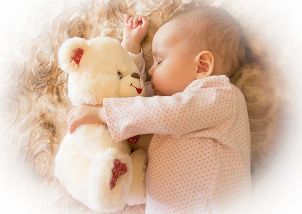 Bebê recém-nascido dorme com um urso de pelúcia — Fotografia de Stock