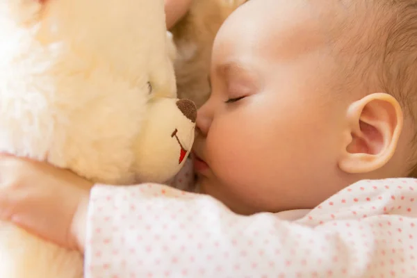 生まれたばかりの赤ちゃんがテディベアと眠る — ストック写真