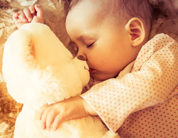 Bebé recién nacido duerme con un oso de peluche —  Fotos de Stock