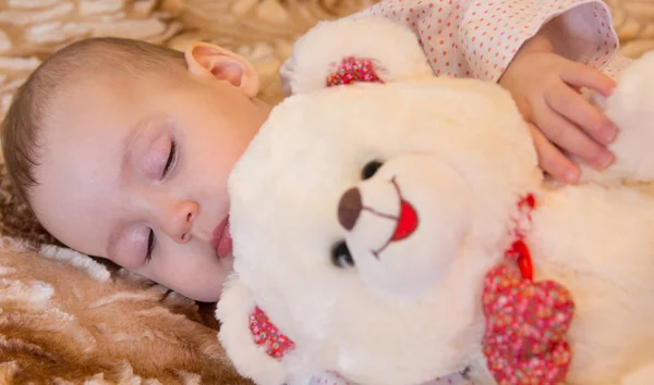 Neugeborenes schläft mit Teddybär — Stockfoto