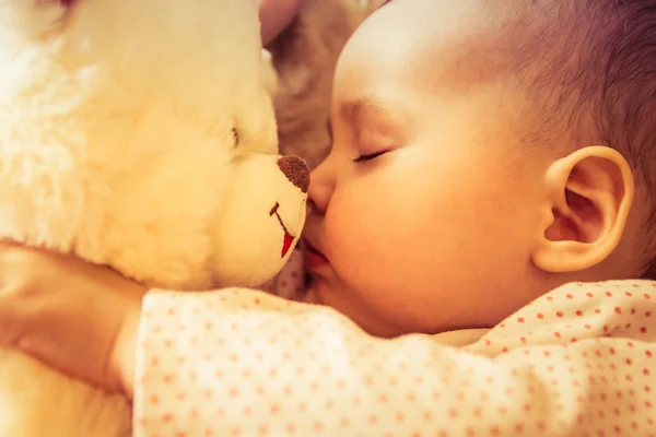 Bebé recién nacido duerme con un oso de peluche — Foto de Stock