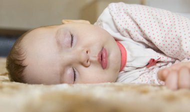 Uyuyan sevimli bebek portresi