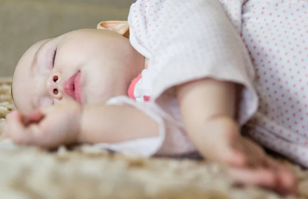 Retrato de un bebé recién nacido durmiendo lindo —  Fotos de Stock