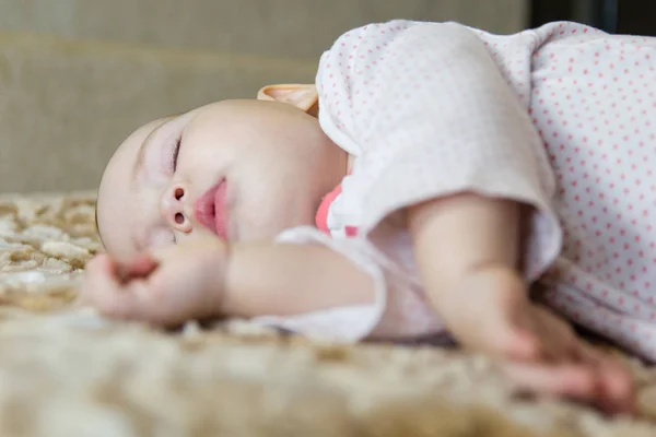 Retrato de un bebé recién nacido durmiendo lindo —  Fotos de Stock