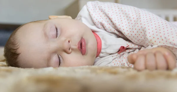 Retrato de un bebé recién nacido durmiendo lindo —  Fotos de Stock