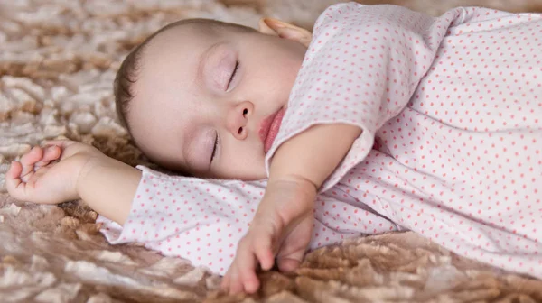 잠자는 귀여운 신생아 아기의 초상화 — 스톡 사진