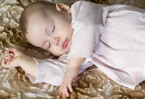 Portret van een slapende schattige pasgeboren baby — Stockfoto