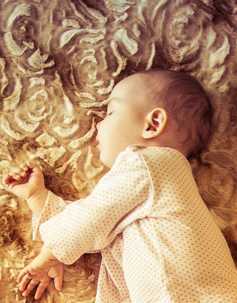 Lindo bebé recién nacido durmiendo en la cama —  Fotos de Stock
