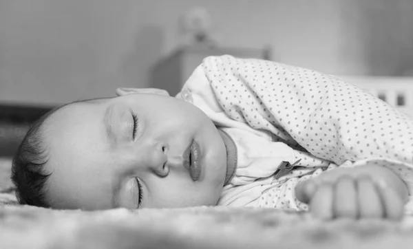 Lindo bebé recién nacido durmiendo en la cama en blanco y negro —  Fotos de Stock