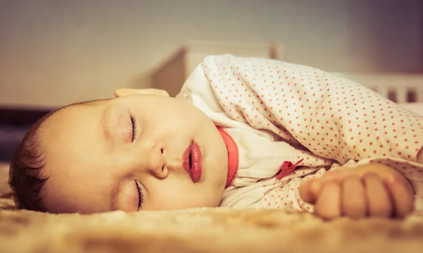 Lindo bebé recién nacido durmiendo en la cama —  Fotos de Stock