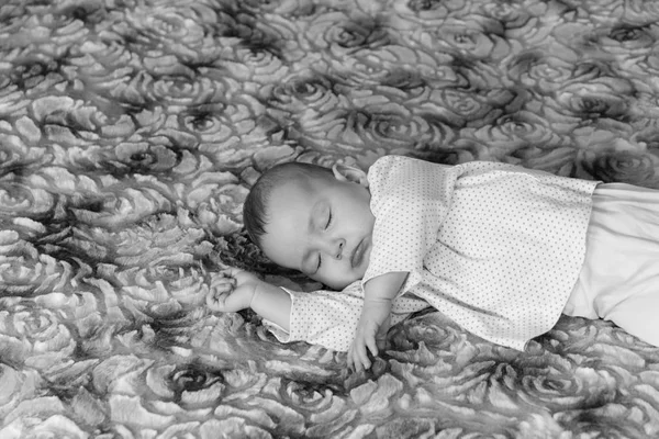 Bonito bebê recém-nascido dormindo na cama preto e branco — Fotografia de Stock