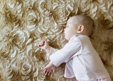 Yeni doğan bebek yatakta uyuyan güzel