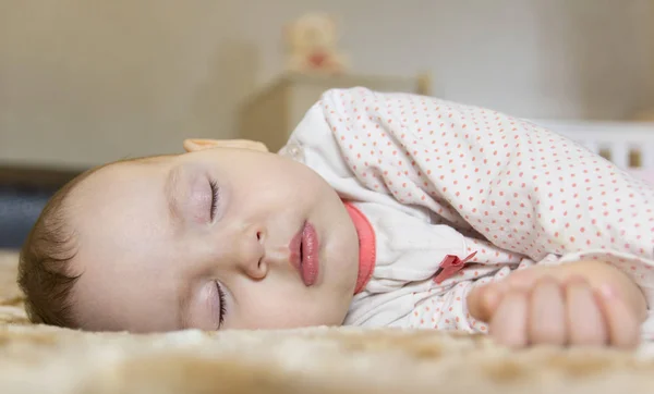 Mooie pasgeboren baby slapen op het bed — Stockfoto