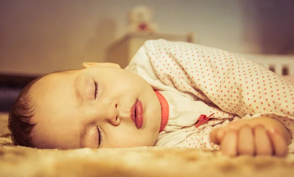 Precioso bebé recién nacido durmiendo en la cama —  Fotos de Stock