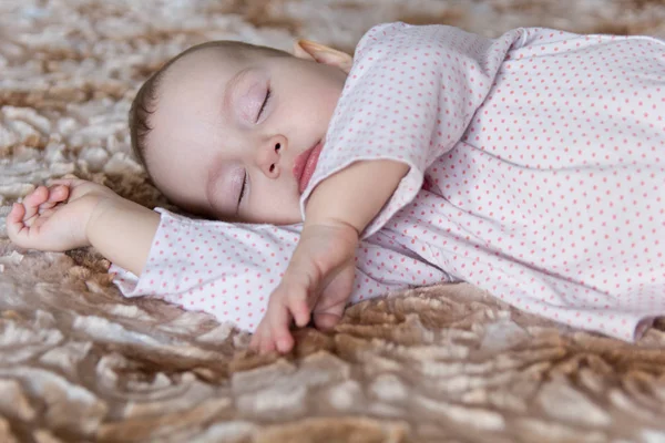 Schönes neugeborenes Baby schlafend auf dem Bett — Stockfoto