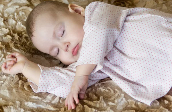 Mooie pasgeboren baby slapen op het bed — Stockfoto