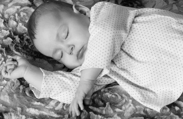 Adorável bebê recém-nascido dormindo na cama preto e branco — Fotografia de Stock