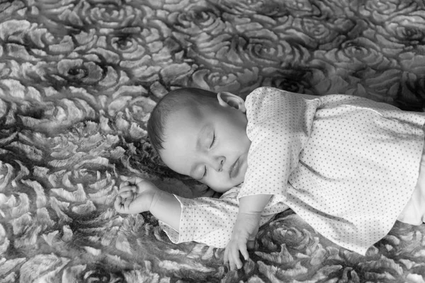 Adorável bebê recém-nascido dormindo na cama preto e branco — Fotografia de Stock