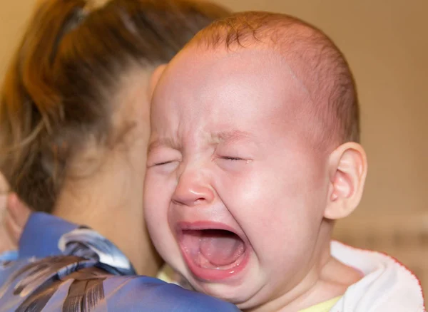 Mama uspokaja dziecko. Dziecko płacze — Zdjęcie stockowe