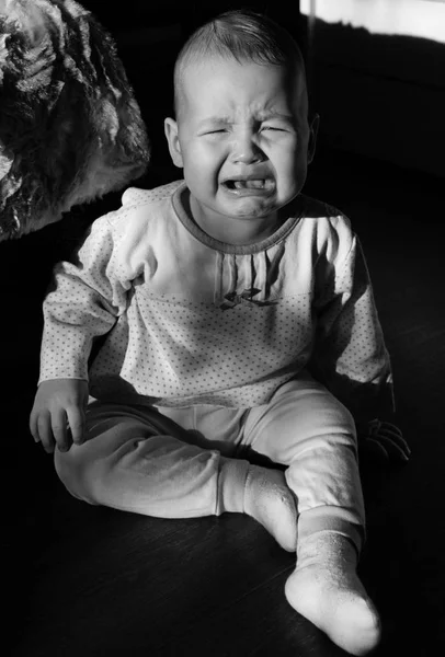 Retrato de un bebé llorando. El bebé llora —  Fotos de Stock