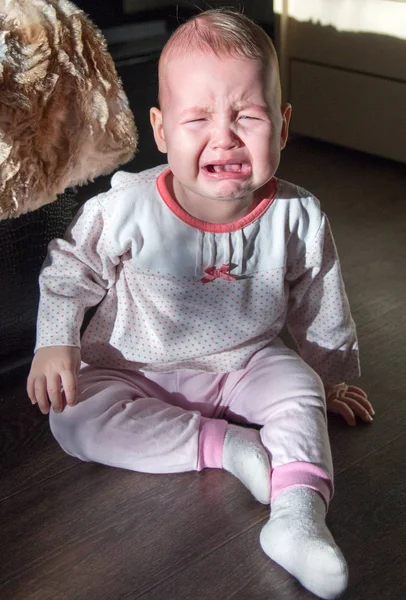 Retrato de un bebé llorando. El bebé llora —  Fotos de Stock