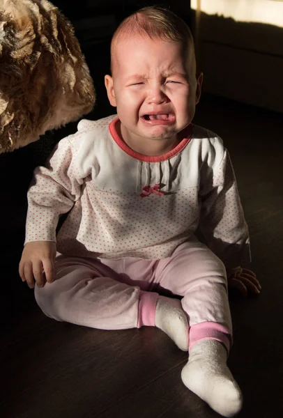 Retrato de un bebé llorando. El bebé llora —  Fotos de Stock