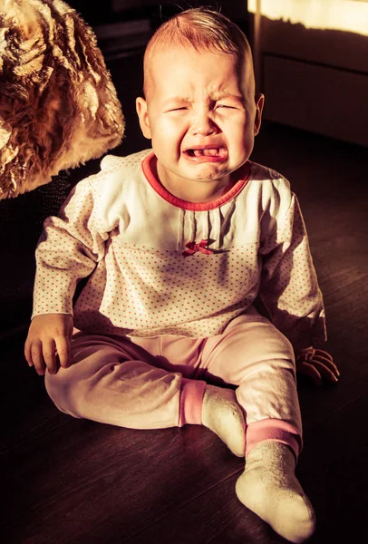 Retrato de un bebé llorando. El bebé llora —  Fotos de Stock