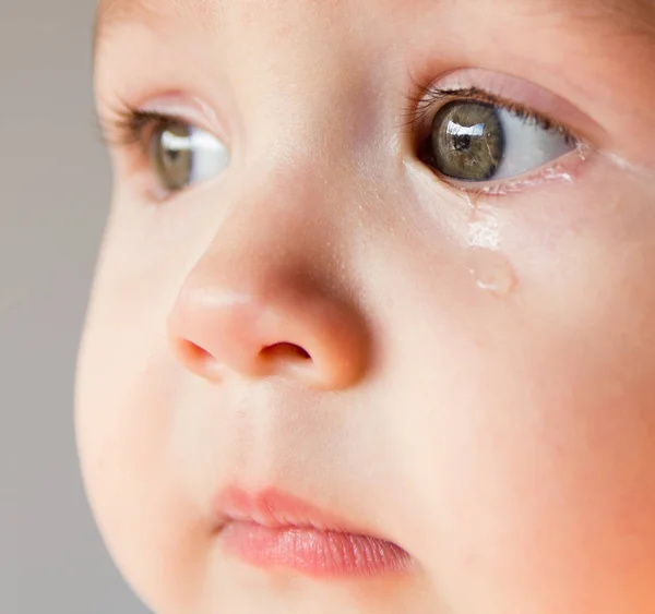 Cara triste bebé. Una lágrima en la cara —  Fotos de Stock