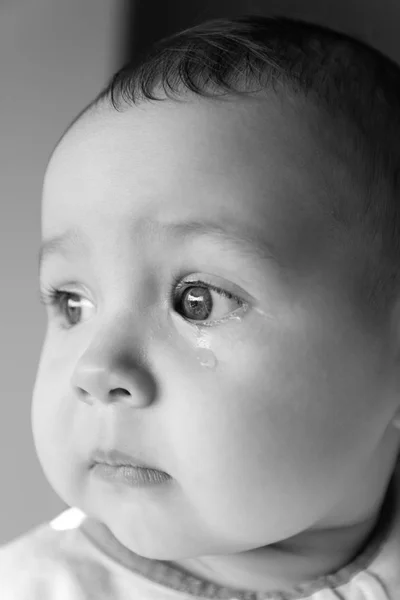 Cara triste bebé. Una lágrima en la cara —  Fotos de Stock