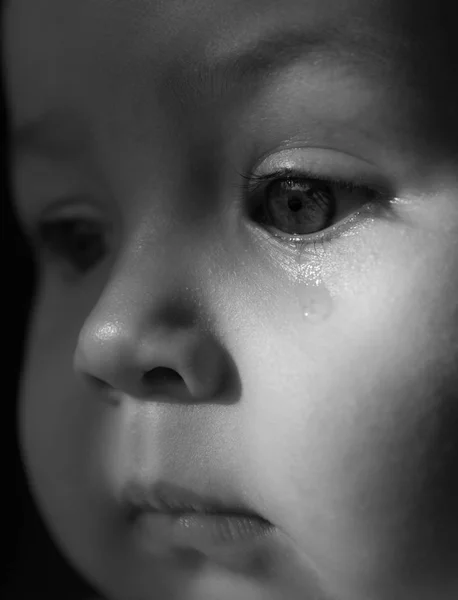 悲しい顔の赤ちゃん。顔に涙 — ストック写真