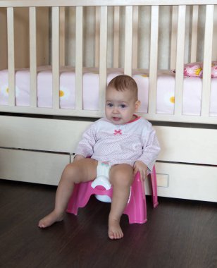 Şirin Bebek bir pot oturuyor