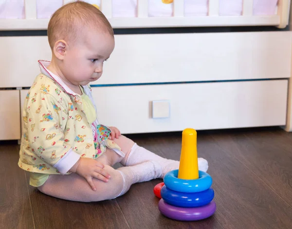 Lindo bebé jugando con la pirámide — Foto de Stock