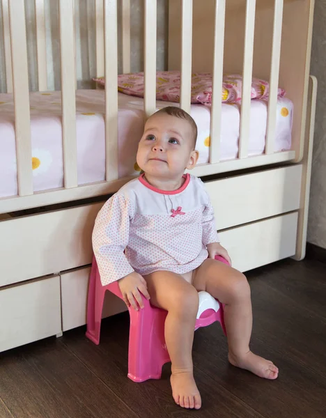 Şirin Bebek bir pot oturuyor