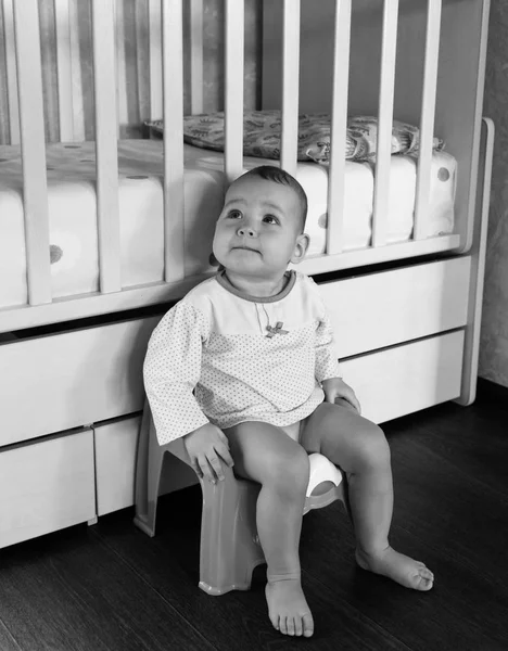 Lindo bebé sentado en una olla —  Fotos de Stock
